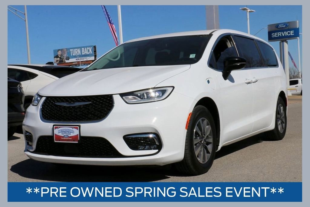 Used 2024 Chrysler Pacifica Select