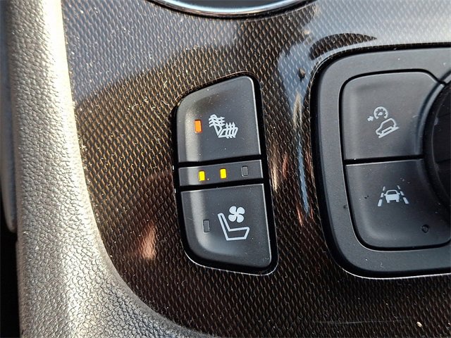 Used 2022 GMC Acadia AT4 w/ Technology Package image 25