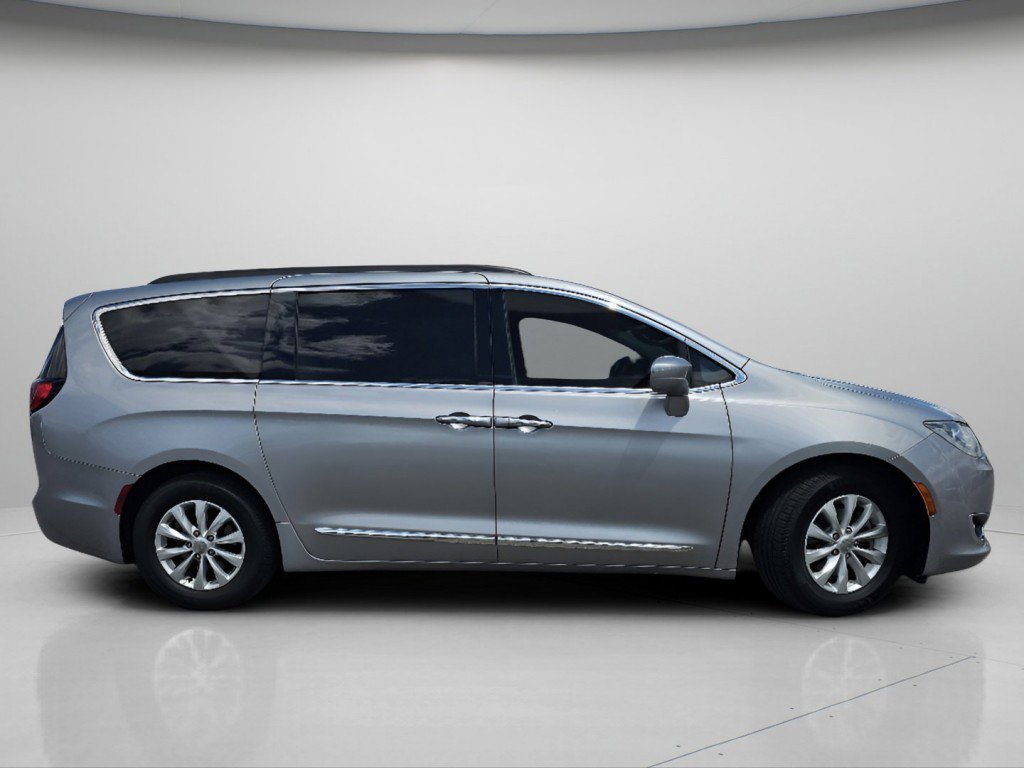 Used 2017 Chrysler Pacifica Touring-L FWD image 23