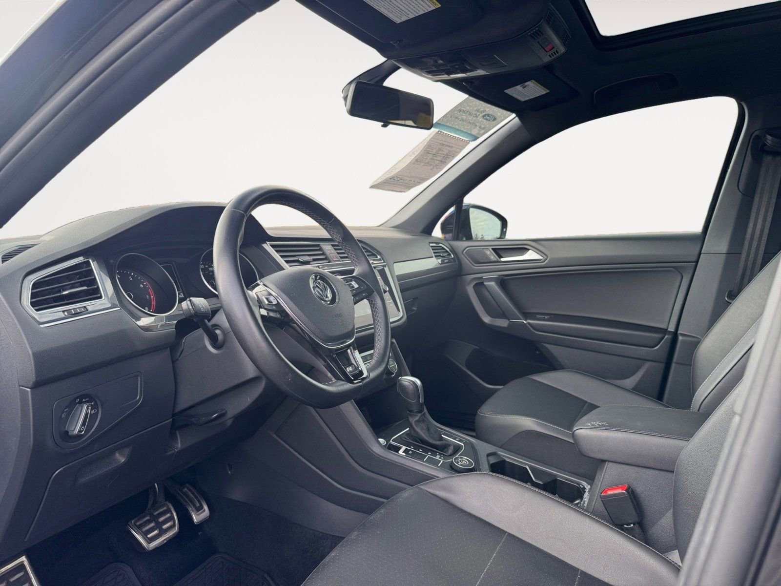 Used 2020 Volkswagen Tiguan SE R-Line image 9