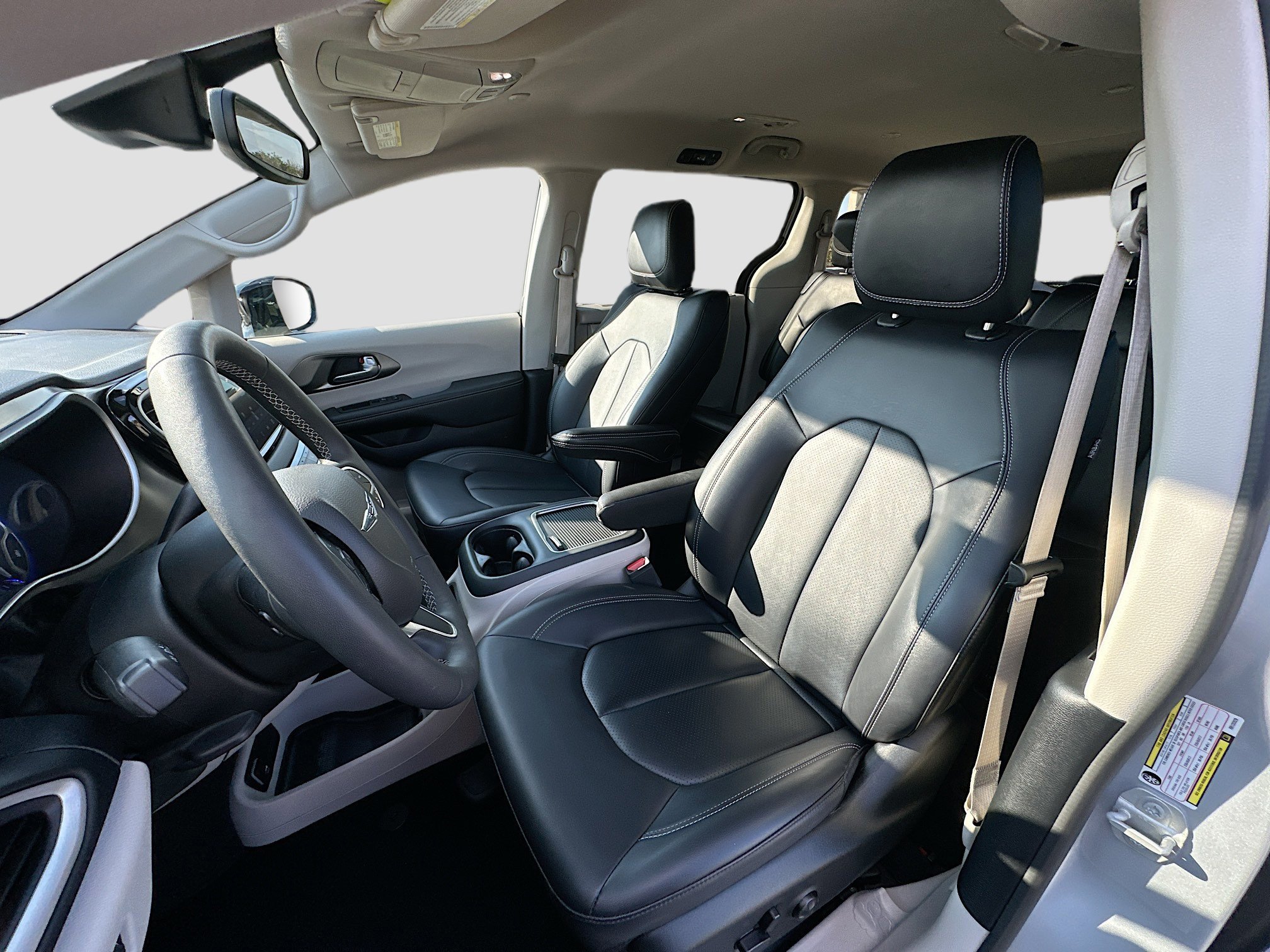 Used 2024 Chrysler Pacifica Touring-L image 19