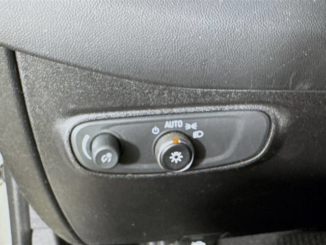 Used 2018 Chevrolet Equinox LT FWD image 12