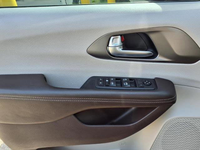 Used 2021 Chrysler Voyager Lxi image 15