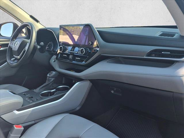 Used 2023 Toyota Highlander FWD image 19