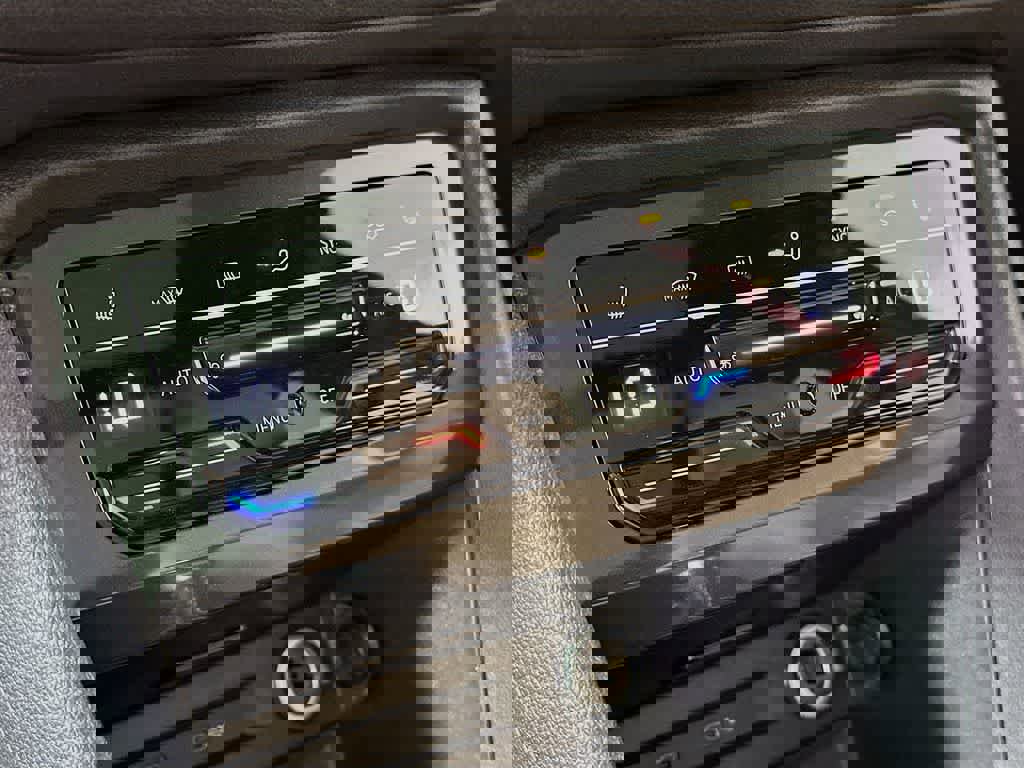 Used 2024 Volkswagen Tiguan SE R-Line image 21