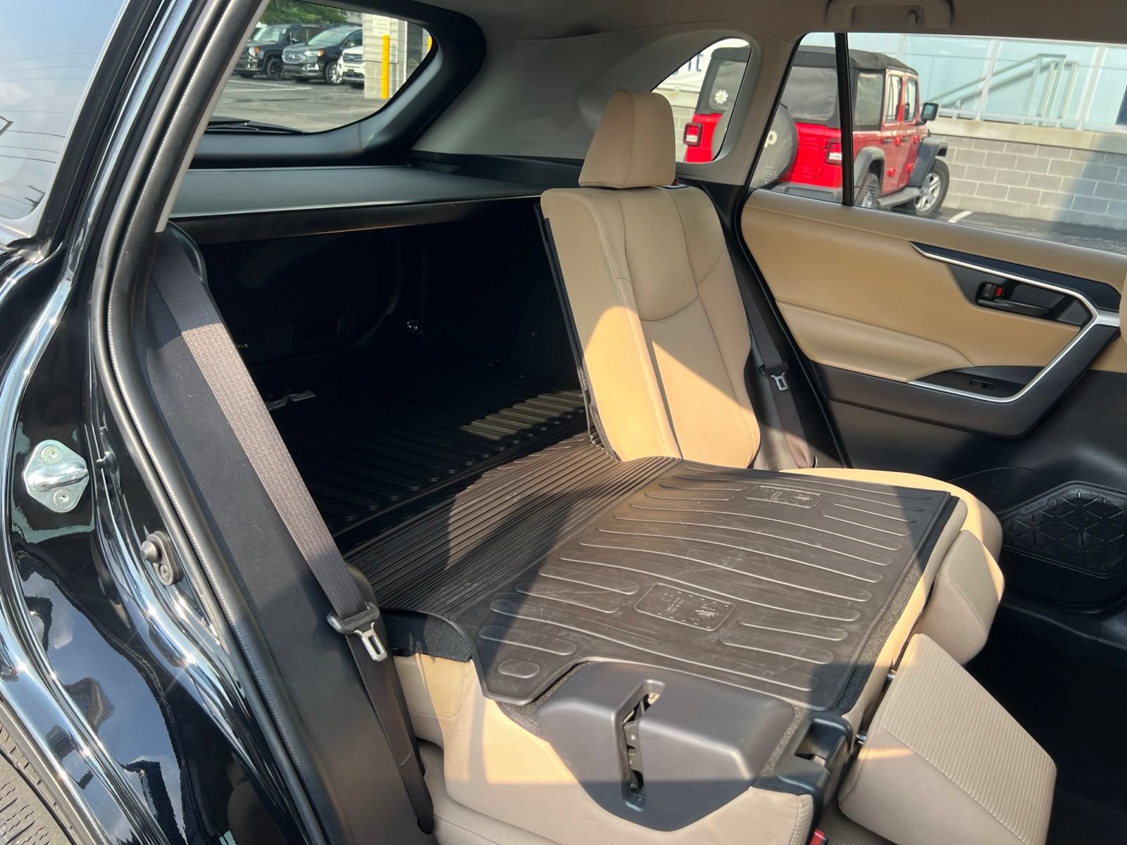 Used 2019 Toyota RAV4 LE w/ All Weather Liner Package AWD/4WD image 46