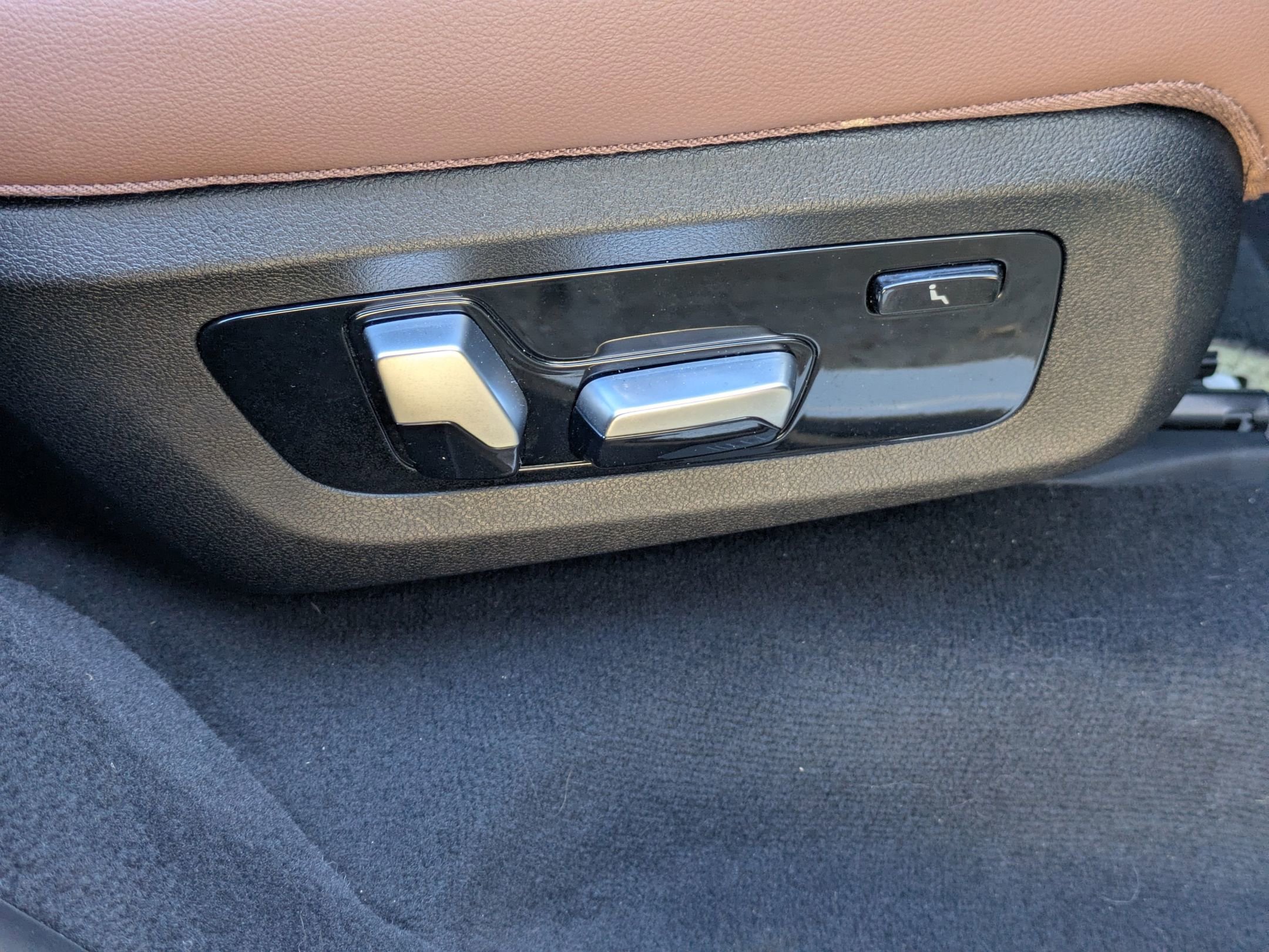 Used 2021 BMW X7 M50i w/ Executive Package image 41