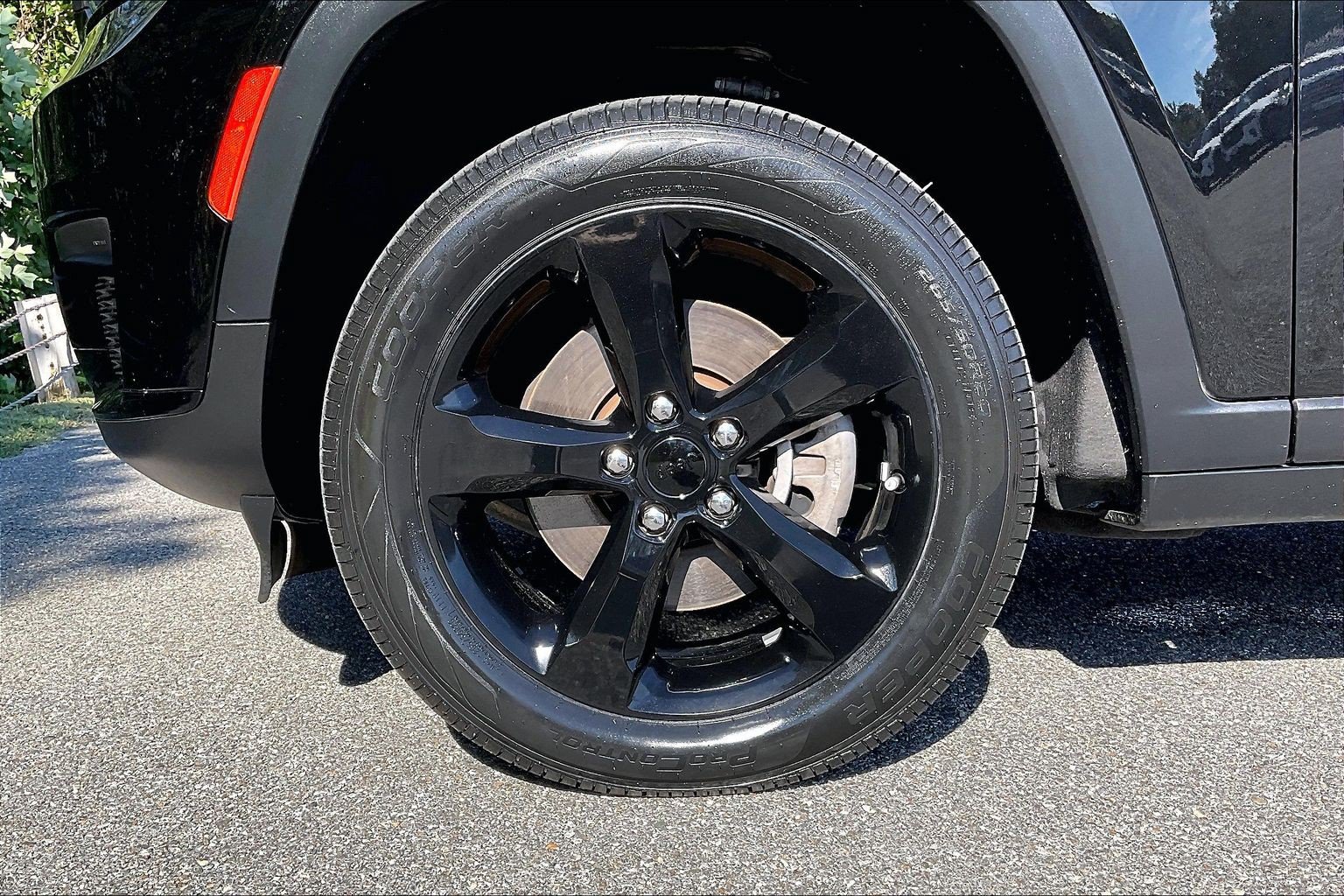 Used 2023 Jeep Grand Cherokee L Laredo AWD/4WD image 9