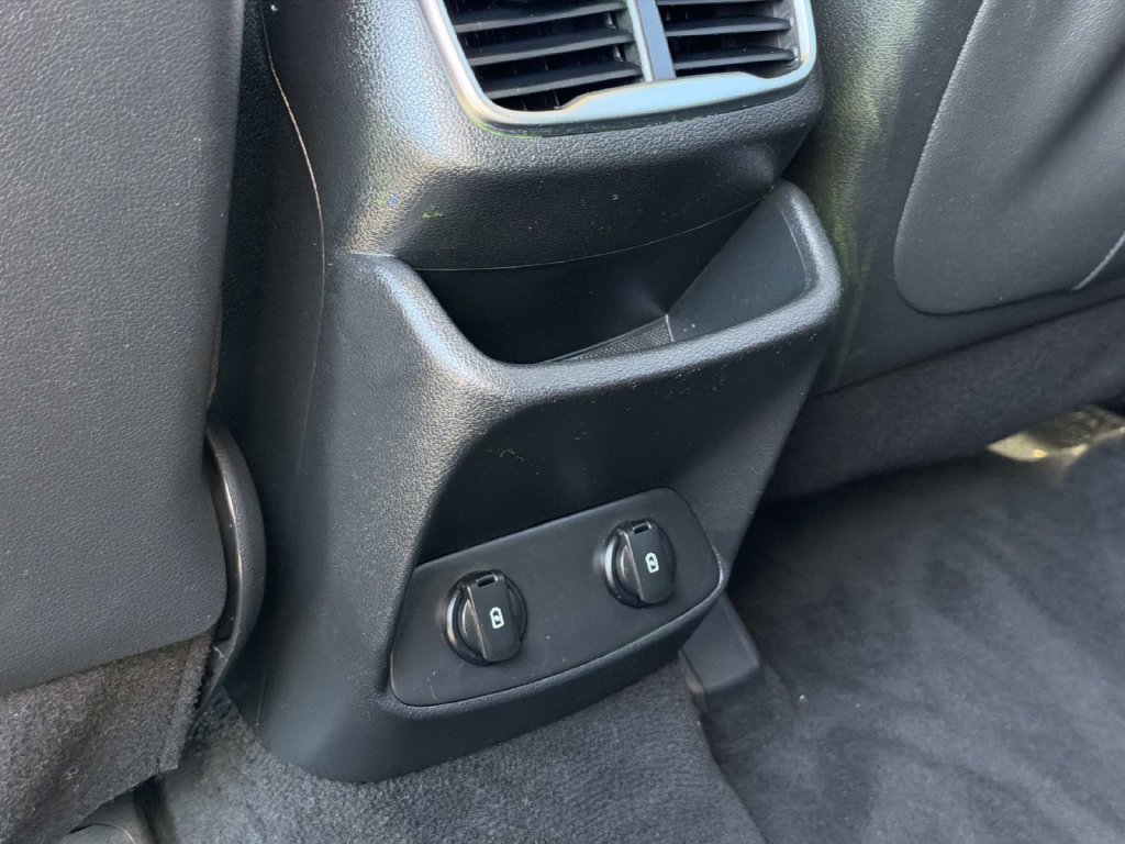 Used 2019 Hyundai Santa Fe SEL FWD image 18