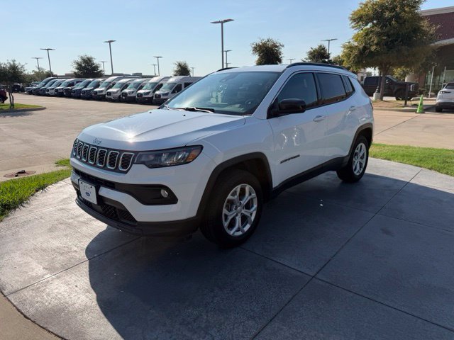 Used 2024 Jeep Compass Latitude AWD/4WD image 3