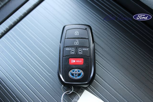 Used 2025 Toyota Sienna LE FWD image 25