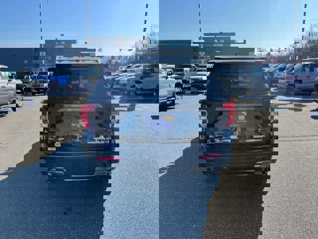 Certified 2022 Ford Explorer XLT w/ Equipment Group 202A image 3