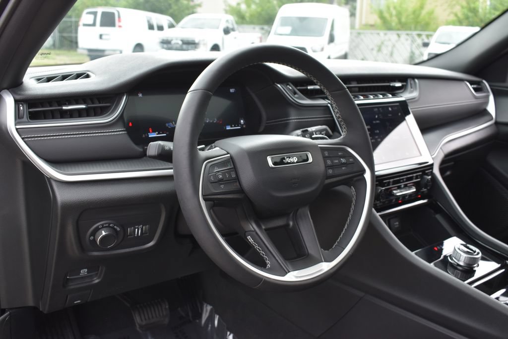 Used 2023 Jeep Grand Cherokee Altitude AWD/4WD image 21