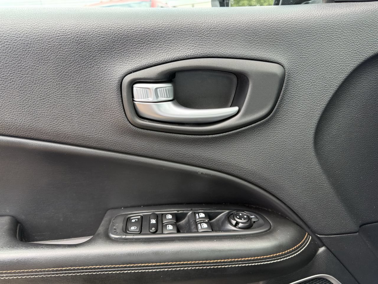 Used 2018 Jeep Compass Latitude w/ Popular Equipment Group FWD image 24