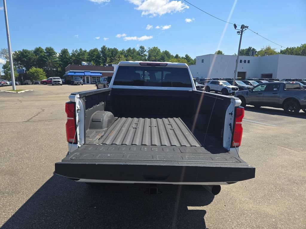 Used 2024 Chevrolet Silverado 2500 High Country w/ High Country Premium Package AWD/4WD image 3