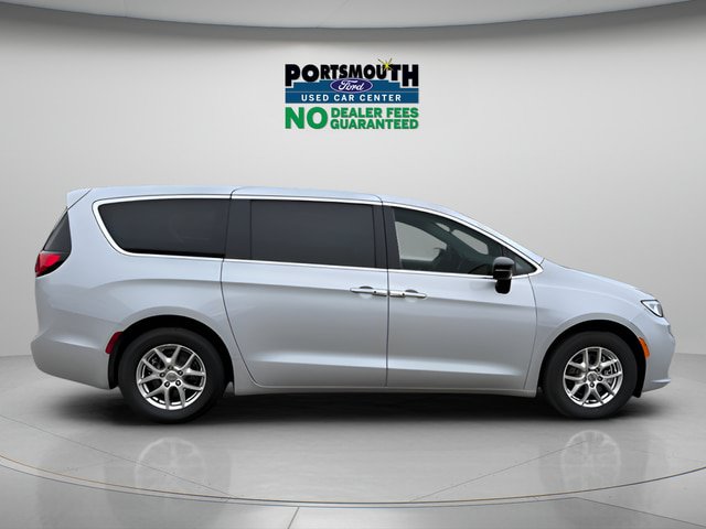Used 2024 Chrysler Pacifica Touring-L FWD image 6