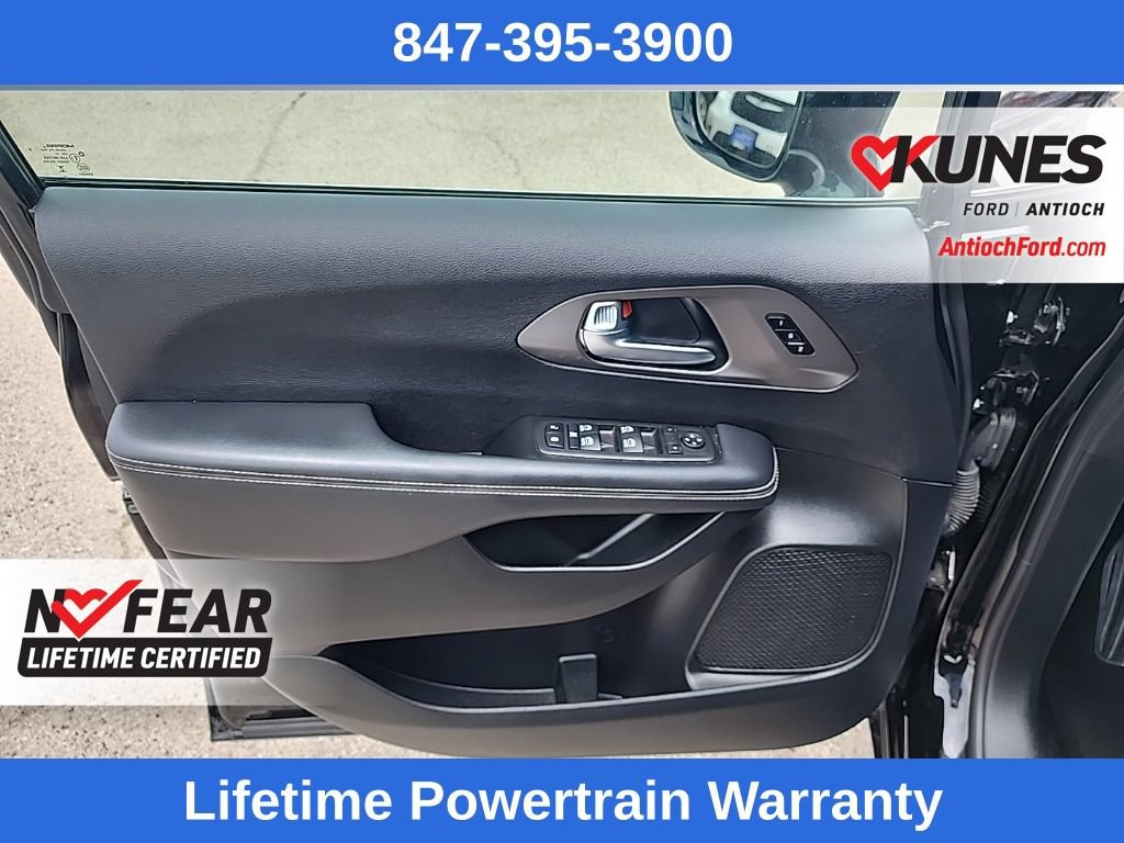 Used 2025 Chrysler Pacifica Select FWD image 46