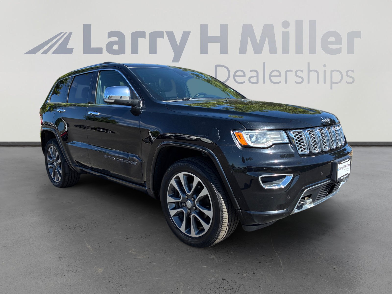 Used 2017 Jeep Grand Cherokee Overland w/ Jeep Active Safety Group AWD/4WD image 7