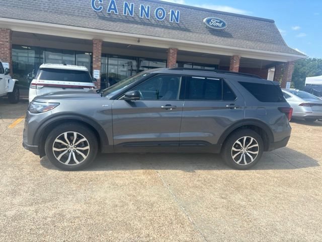 Certified 2025 Ford Explorer ST-Line AWD/4WD image 2