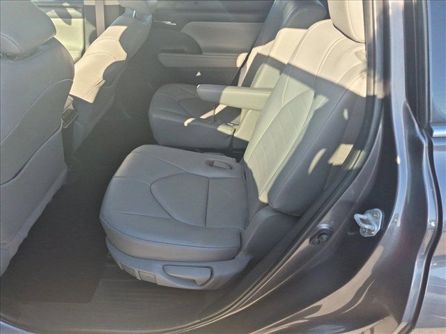 Used 2021 Toyota Highlander XLE AWD/4WD image 19