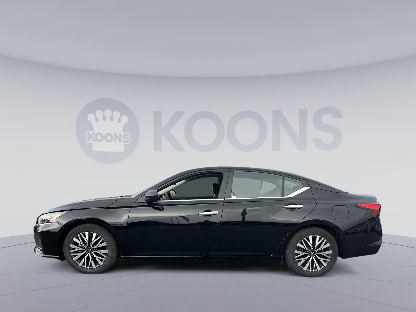 Used 2025 Nissan Altima 2.5 SV FWD image 2
