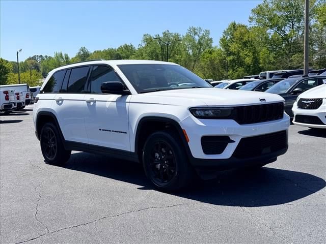 Used 2024 Jeep Grand Cherokee Altitude RWD image 2