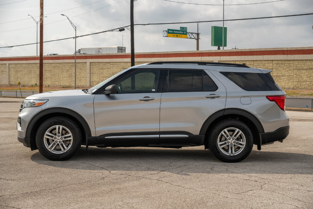 Certified 2023 Ford Explorer XLT RWD image 5