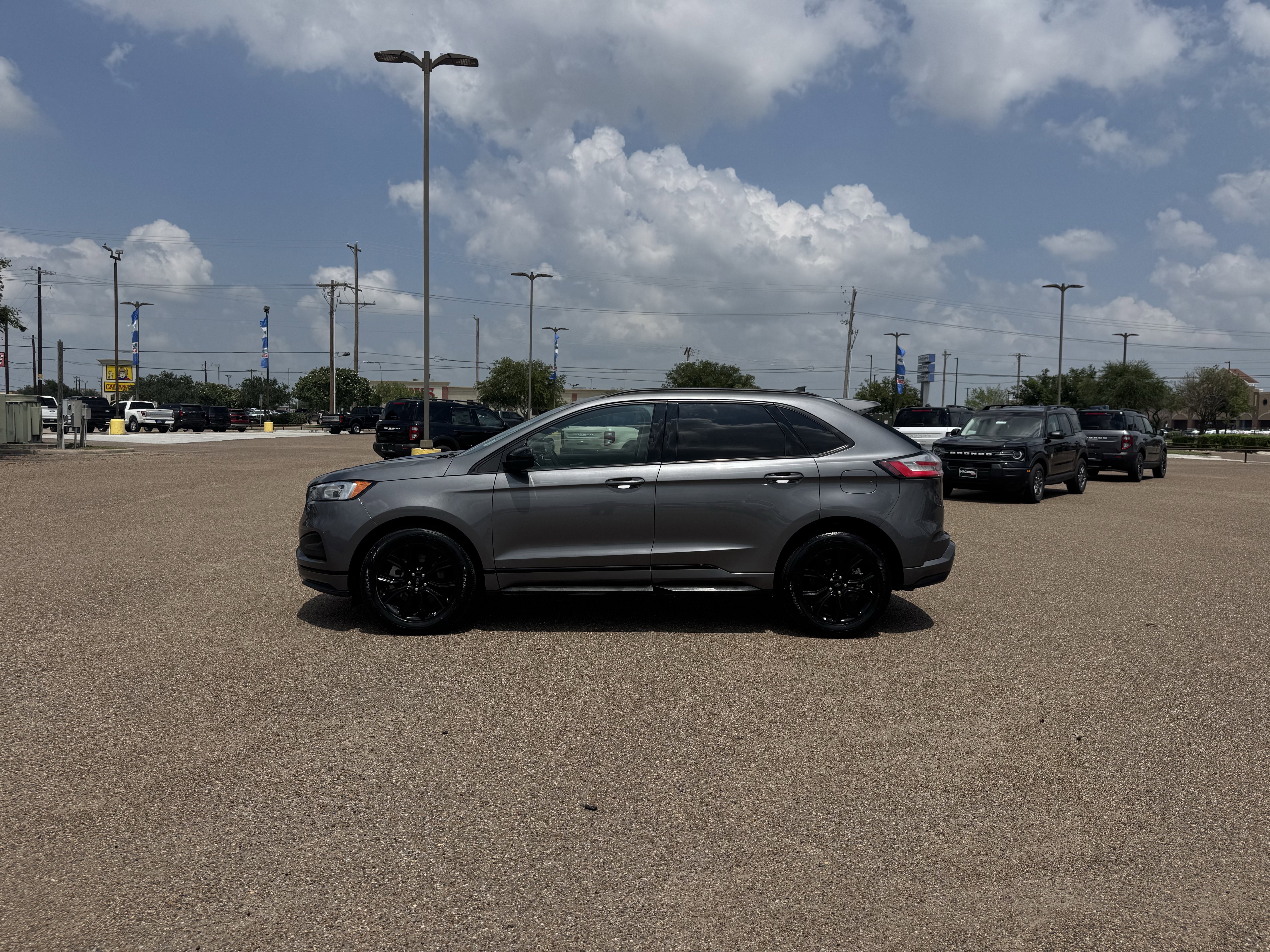 Certified 2024 Ford Edge SE w/ Black Appearance Package AWD/4WD image 2