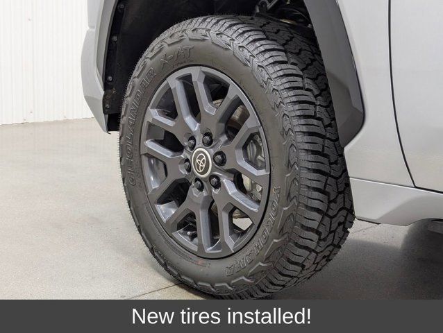 Used 2024 Toyota Tundra Platinum AWD/4WD image 2