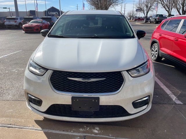 Used 2024 Chrysler Pacifica Select image 3