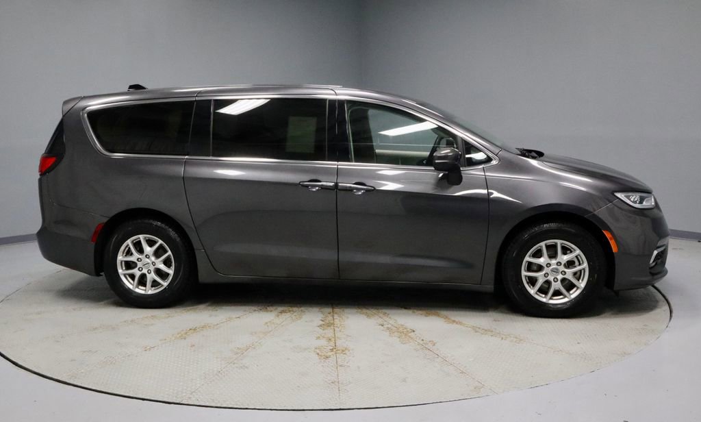 Used 2023 Chrysler Pacifica Touring-L FWD image 12