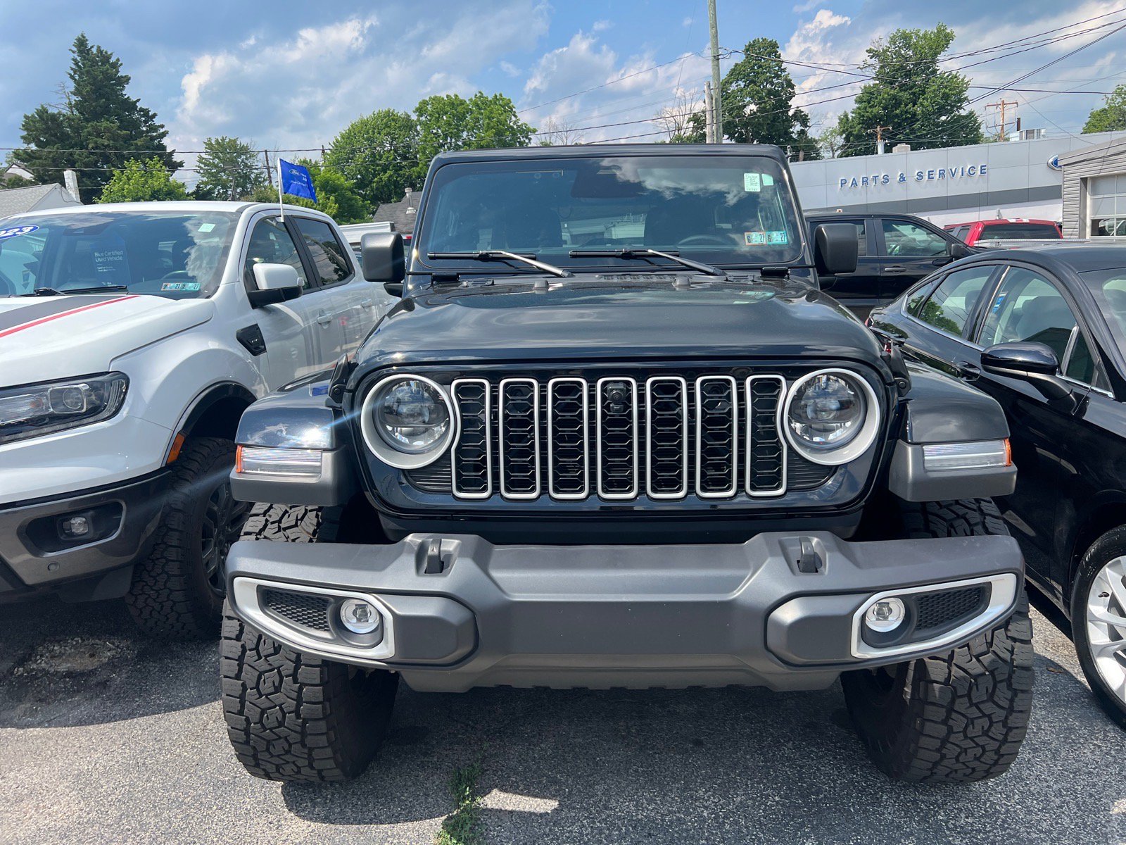 Used 2025 Jeep Wrangler Unlimited Sahara AWD/4WD image 2