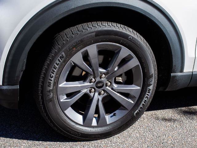 Certified 2022 Ford Explorer XLT w/ Equipment Group 202A image 5