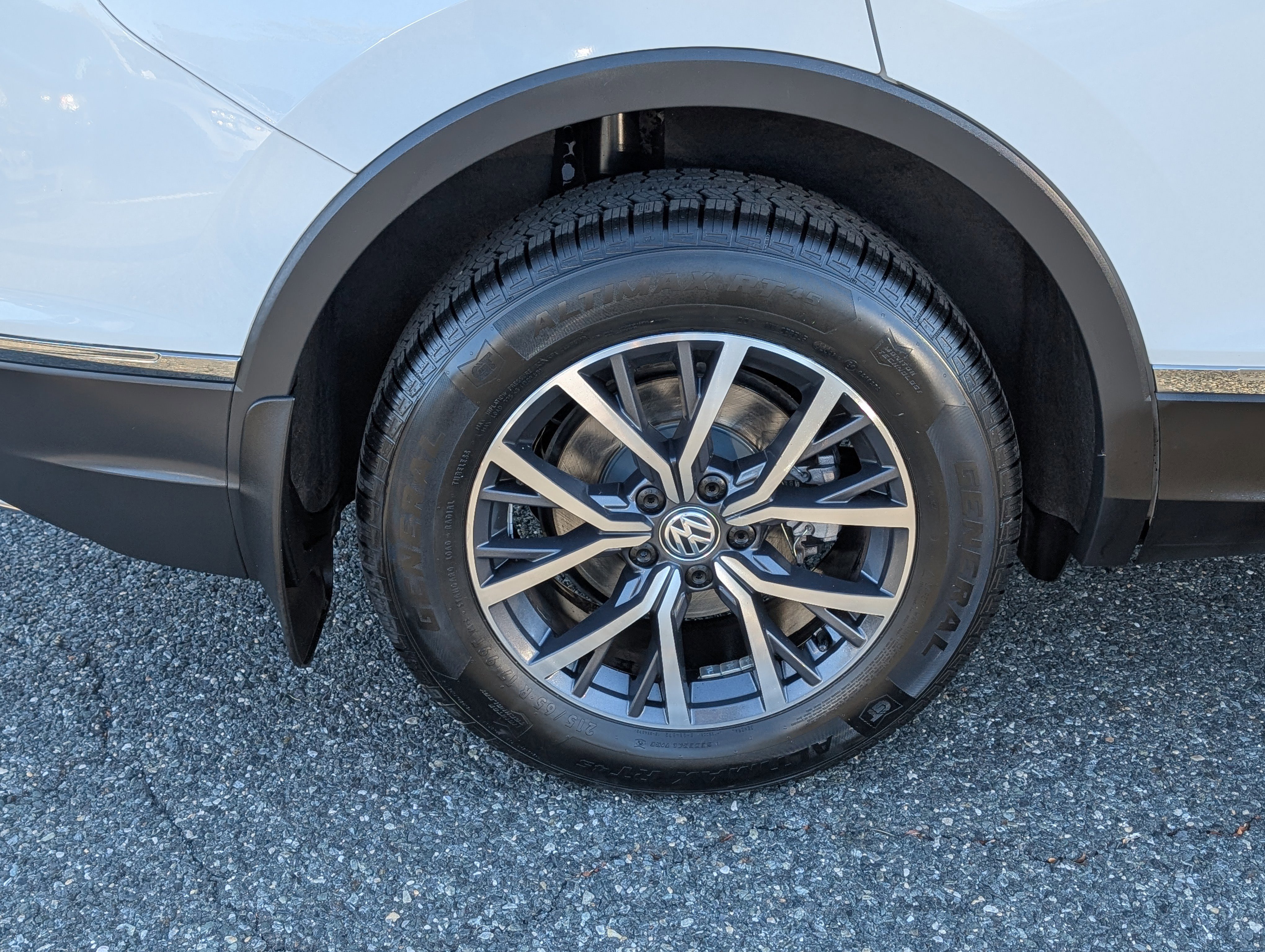 Used 2020 Volkswagen Tiguan SE image 9