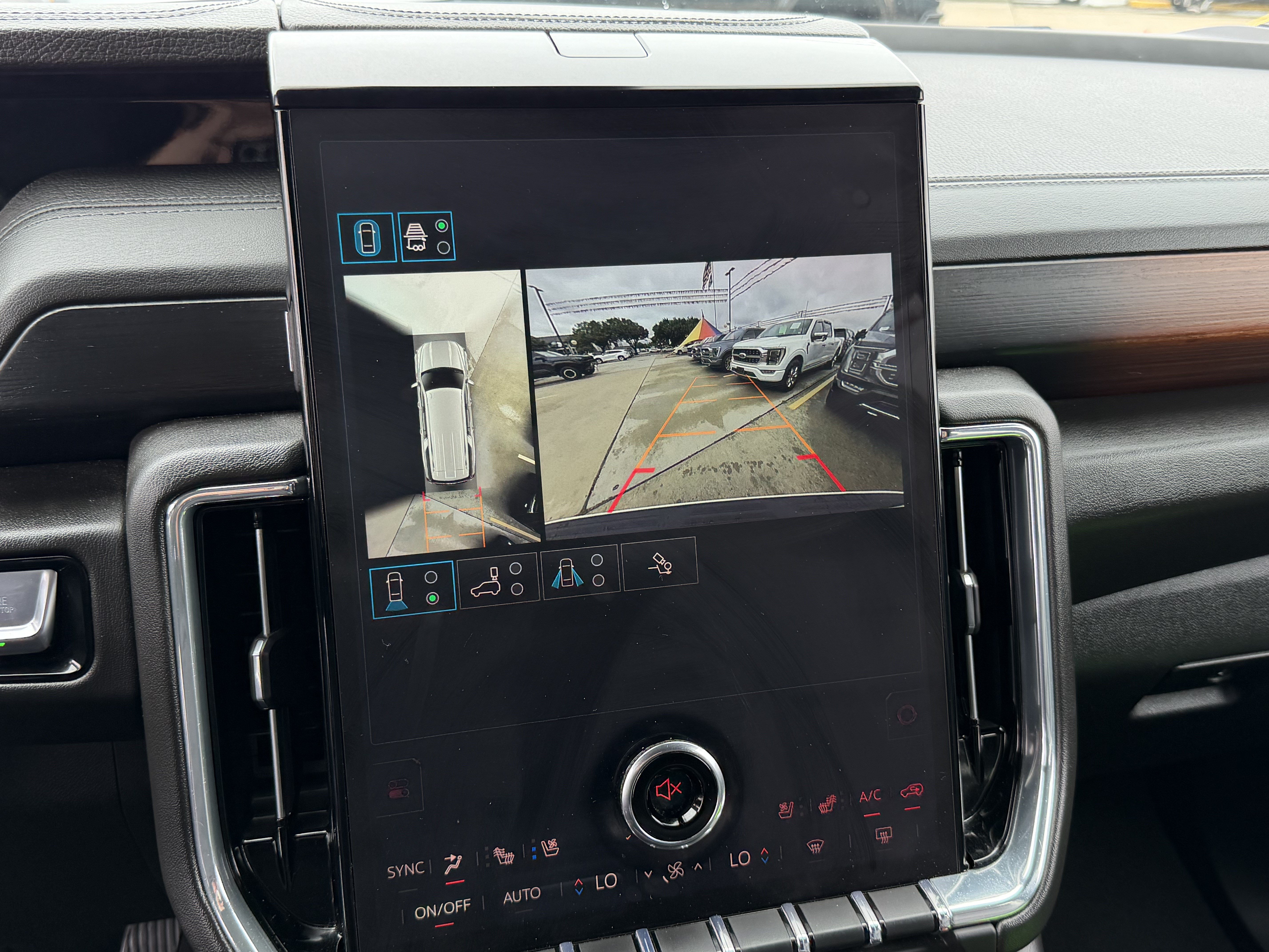 Used 2025 GMC Yukon XL Denali AWD/4WD image 28