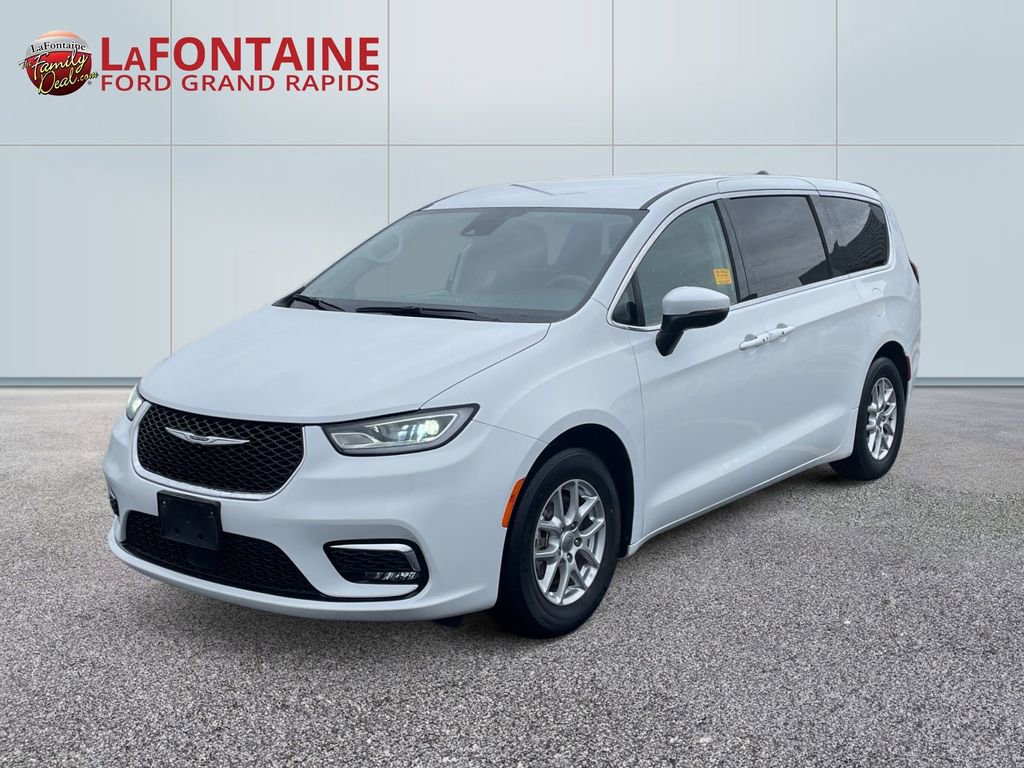 Used 2023 Chrysler Pacifica Touring-L FWD image 1