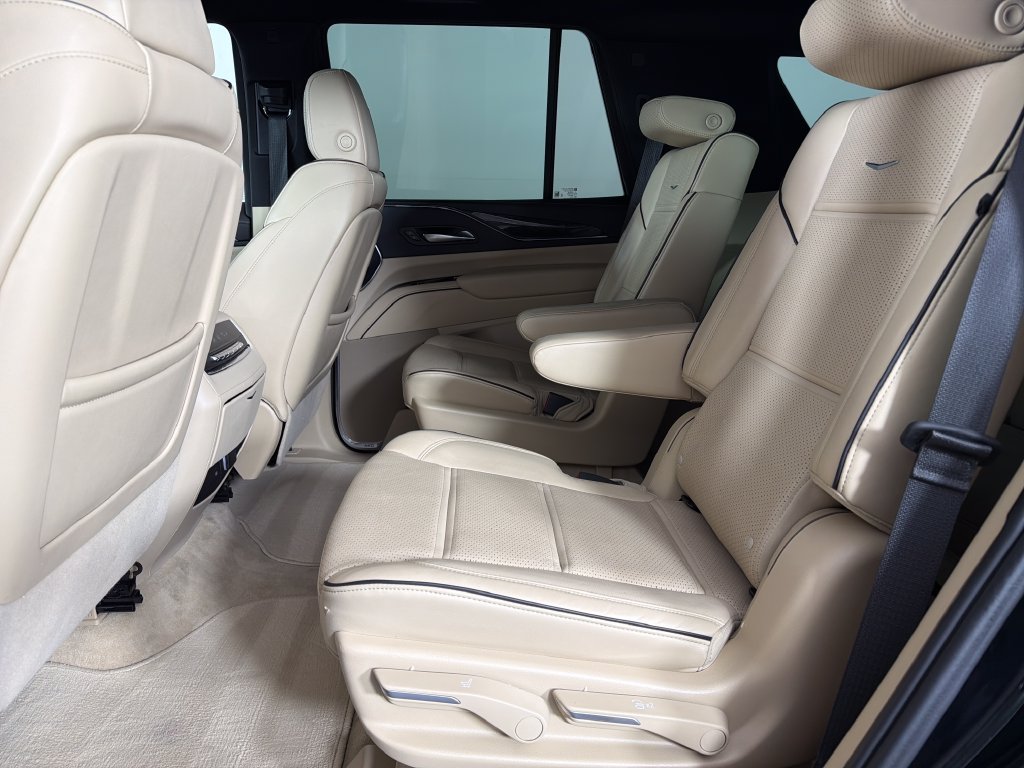 Used 2024 Cadillac Escalade Premium Luxury AWD/4WD image 21