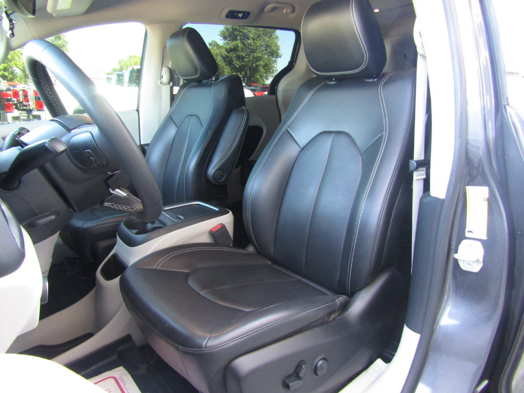 Used 2023 Chrysler Pacifica Touring-L FWD image 21
