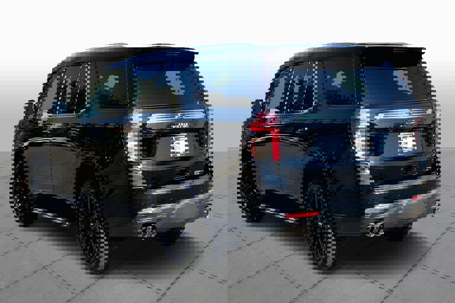 Used 2022 Chevrolet Tahoe Premier w/ Premium Package image 2