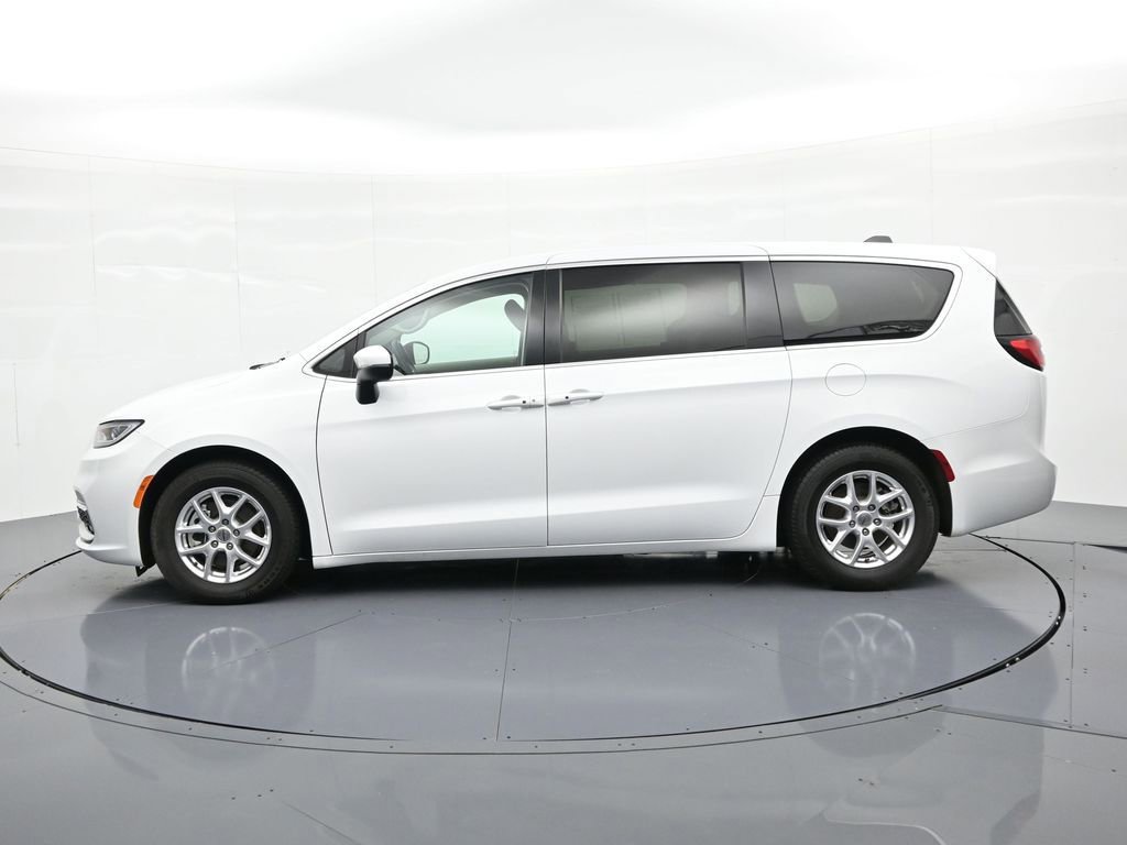 Used 2023 Chrysler Pacifica Touring-L FWD image 9