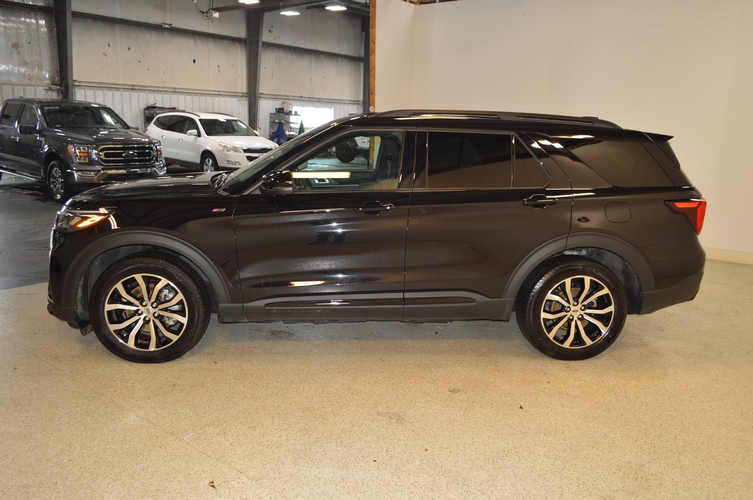 Certified 2025 Ford Explorer ST-Line AWD/4WD image 6