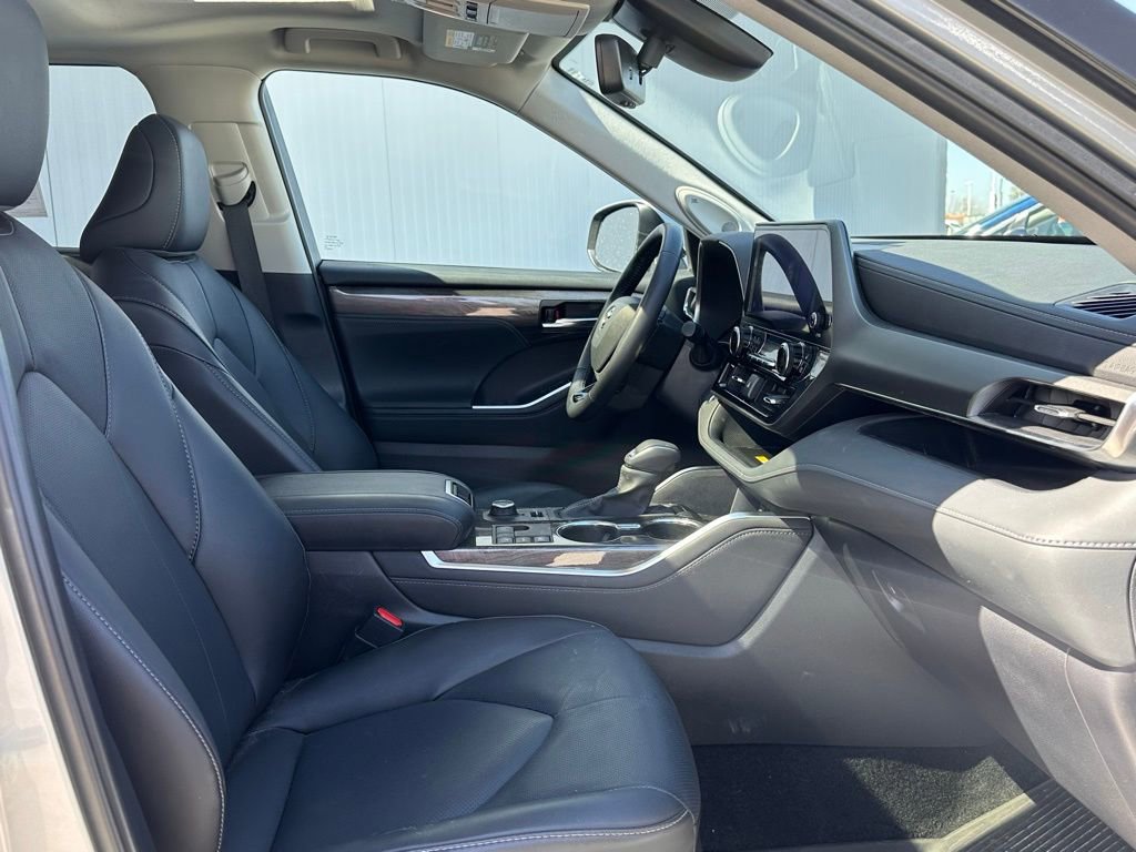 Used 2024 Toyota Highlander Limited AWD/4WD image 23