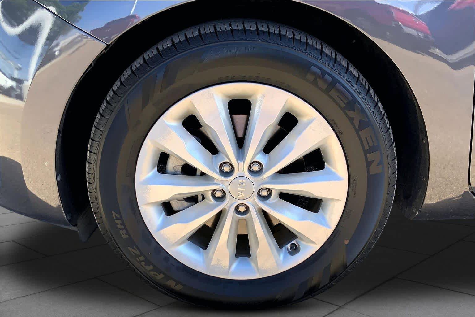 Used 2017 Kia Sedona EX FWD image 10