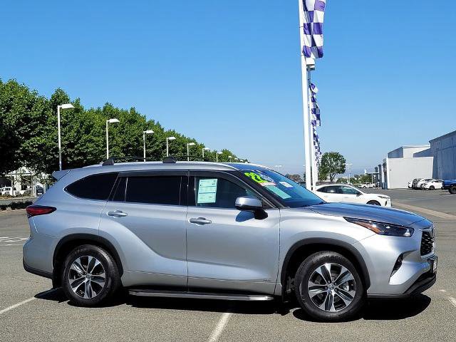 Used 2022 Toyota Highlander XLE AWD/4WD image 3