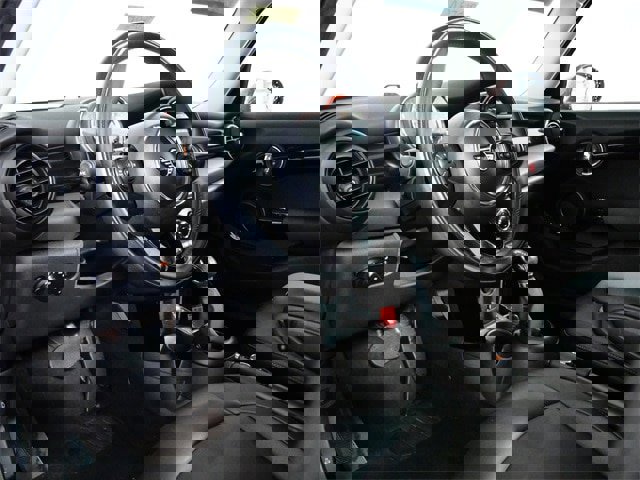 Used 2019 MINI Cooper 4-Door Hardtop image 16