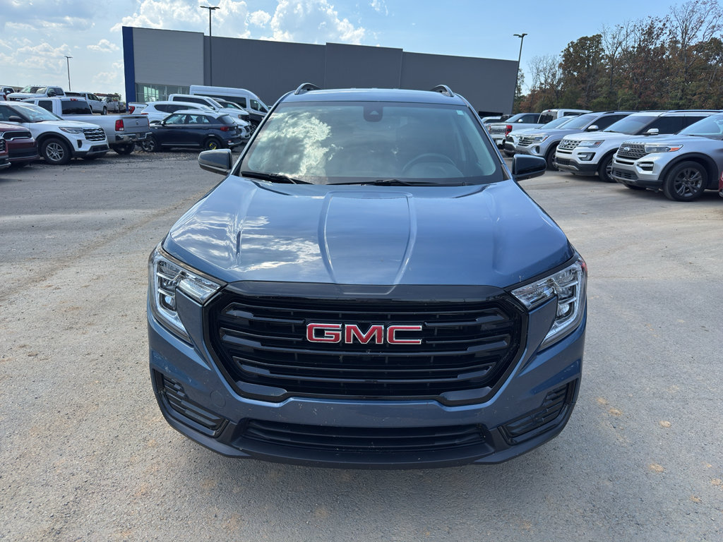 Used 2024 GMC Terrain SLE w/ Driver Convenience Package FWD image 2