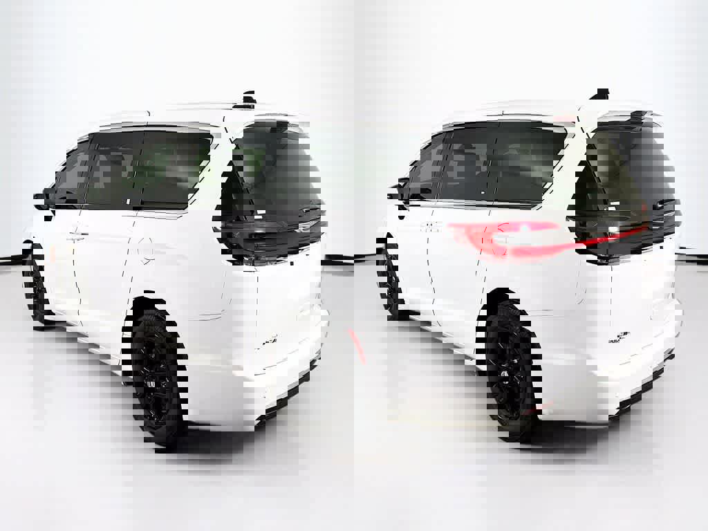 Used 2024 Chrysler Pacifica Touring-L image 3