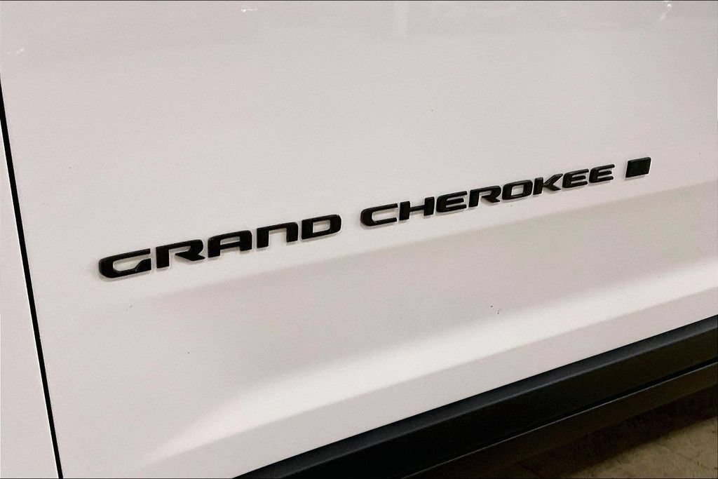 Used 2023 Jeep Grand Cherokee Altitude AWD/4WD image 8