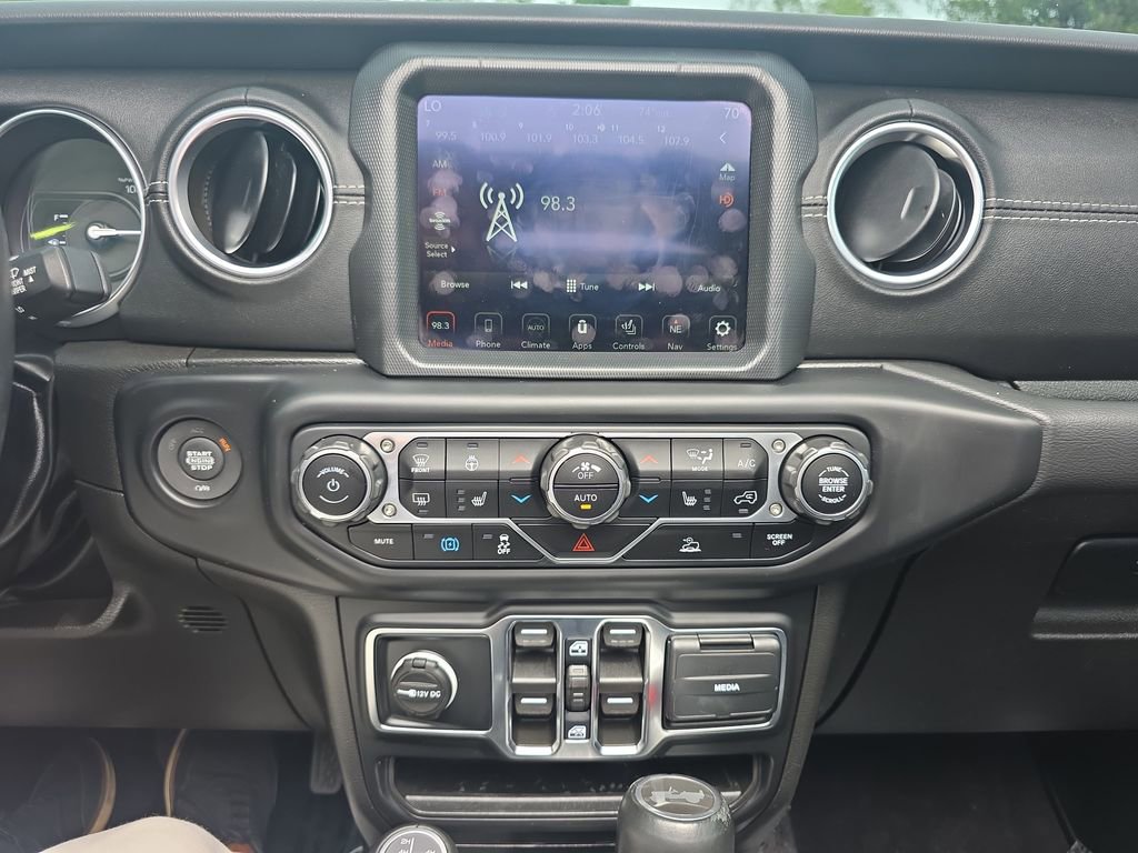 Used 2022 Jeep Wrangler Unlimited Sahara w/ Cold Weather Group AWD/4WD image 32