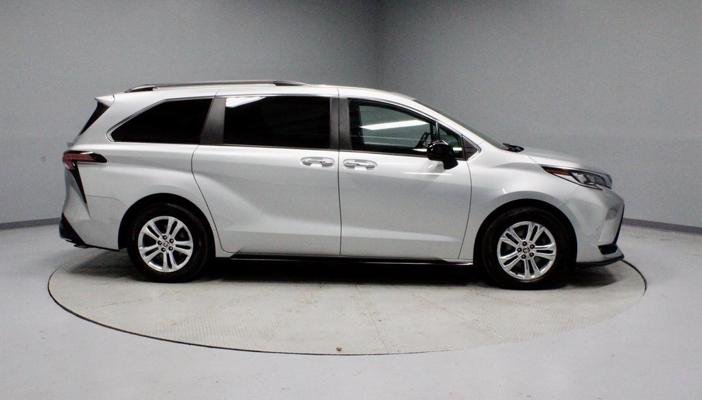 Used 2022 Toyota Sienna XSE image 13